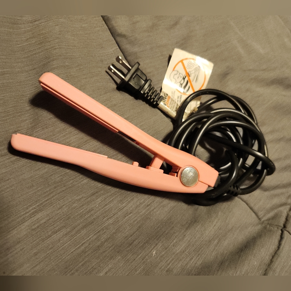 Pale Pink Mini Travel Flat Iron Hair Straightener by BLS - Tested works great!